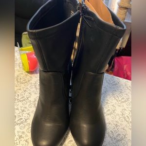 Women’s black boots, ankle high chunky heel